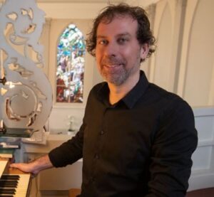 Foto Marijn de Jong, dirigent van De Lofstem uit Emst